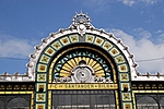 Detalle de la portada de la estación de Santander en Bilbao (Vizcaya)