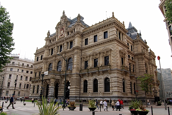 Edificio de la Diputación Foral de Vizcaya situado en la Gran Vía de Bilbao 
(Vizcaya)