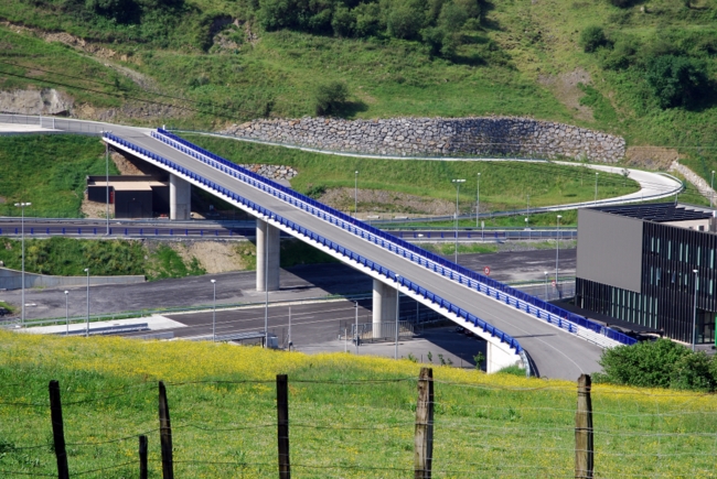 Puente sobre la autopista Super Sur en Bilbao (Vizcaya)